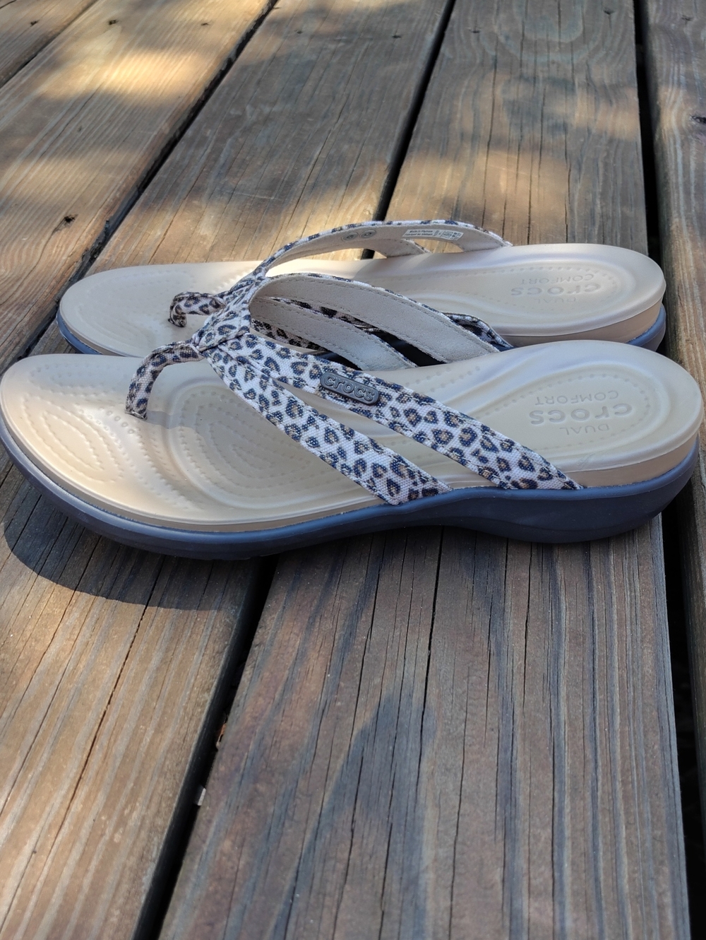 Crocs Leopard Print Capri V Flip Flop Sandals Size 7 Womens - Picture 7 of 11